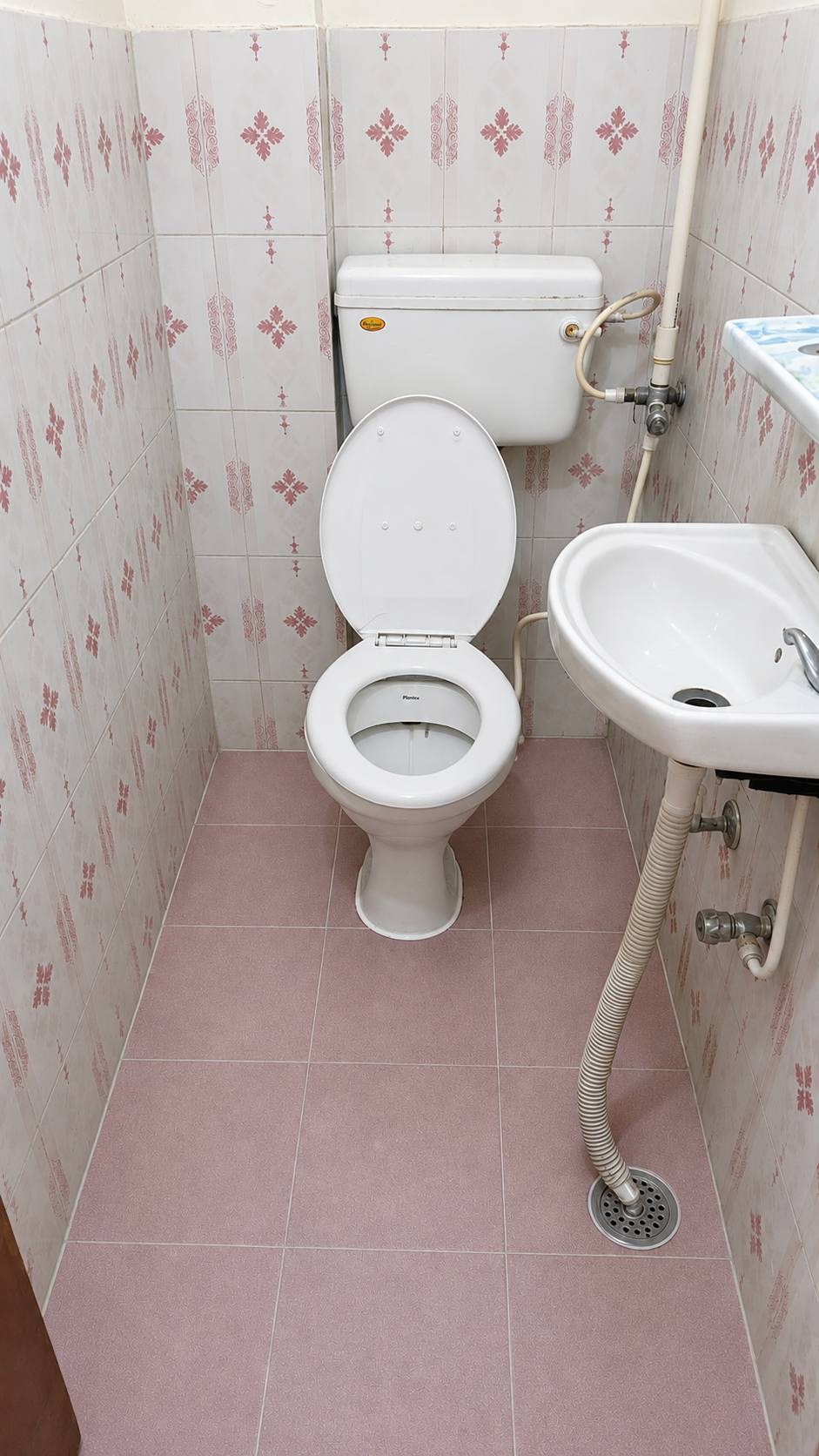 Clean bathroom facility at Nitin PG Aliganj Lucknow